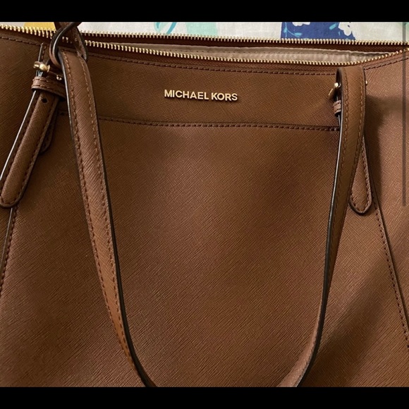 Handbags - Micheal Kors tote bag.